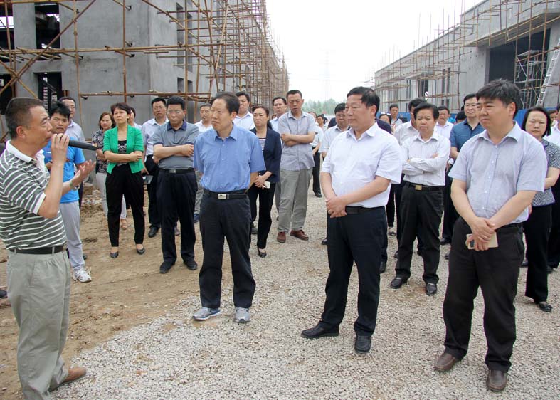 图为市长王登喜带领观摩团在亢村产业集聚区实地察看。.jpg